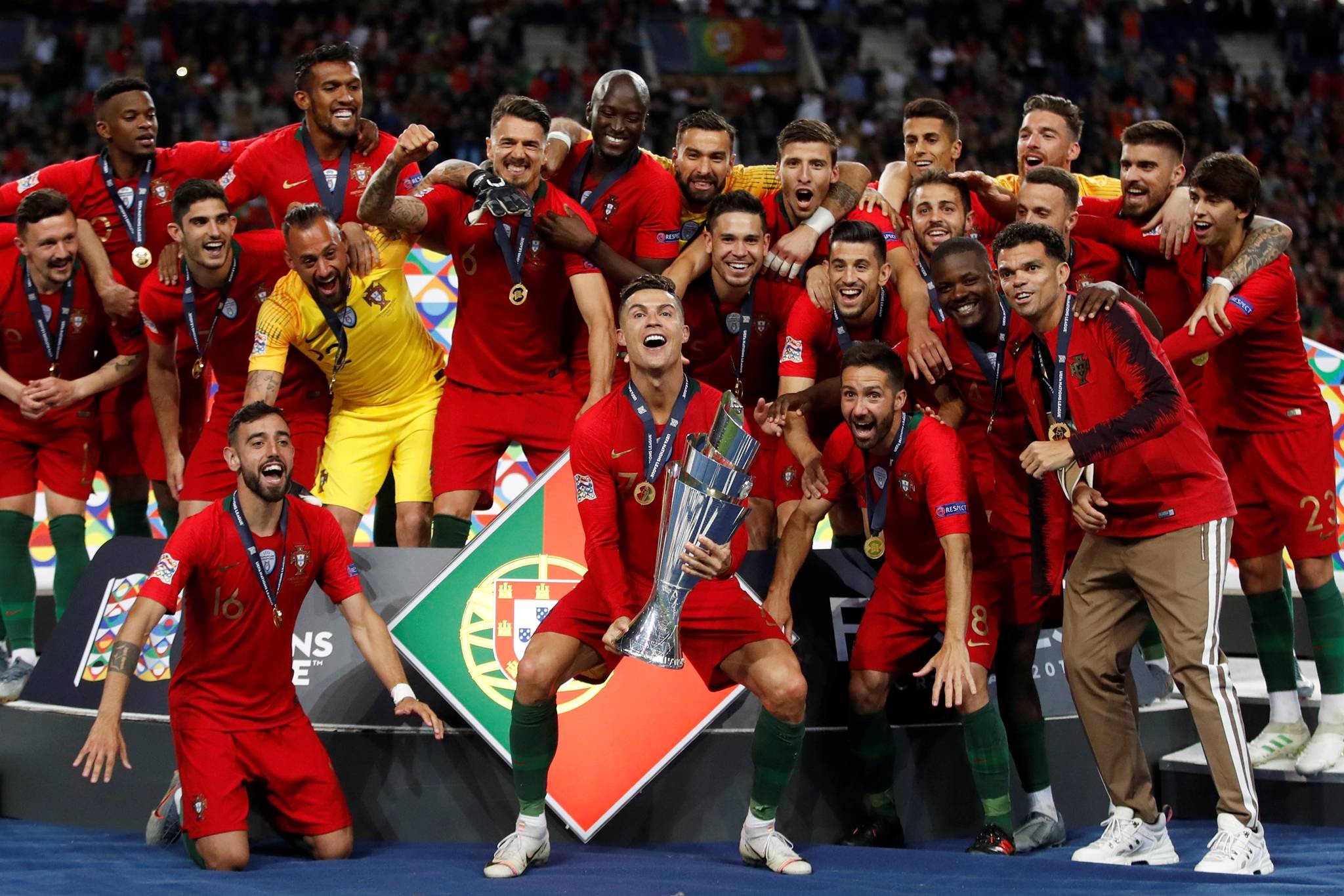 包含瓦伦西亚队员在比赛中全力拼搏，实现逆转胜利的词条