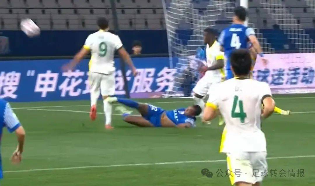 对手球队犯规，裁判吹罚点球，现场情绪高涨