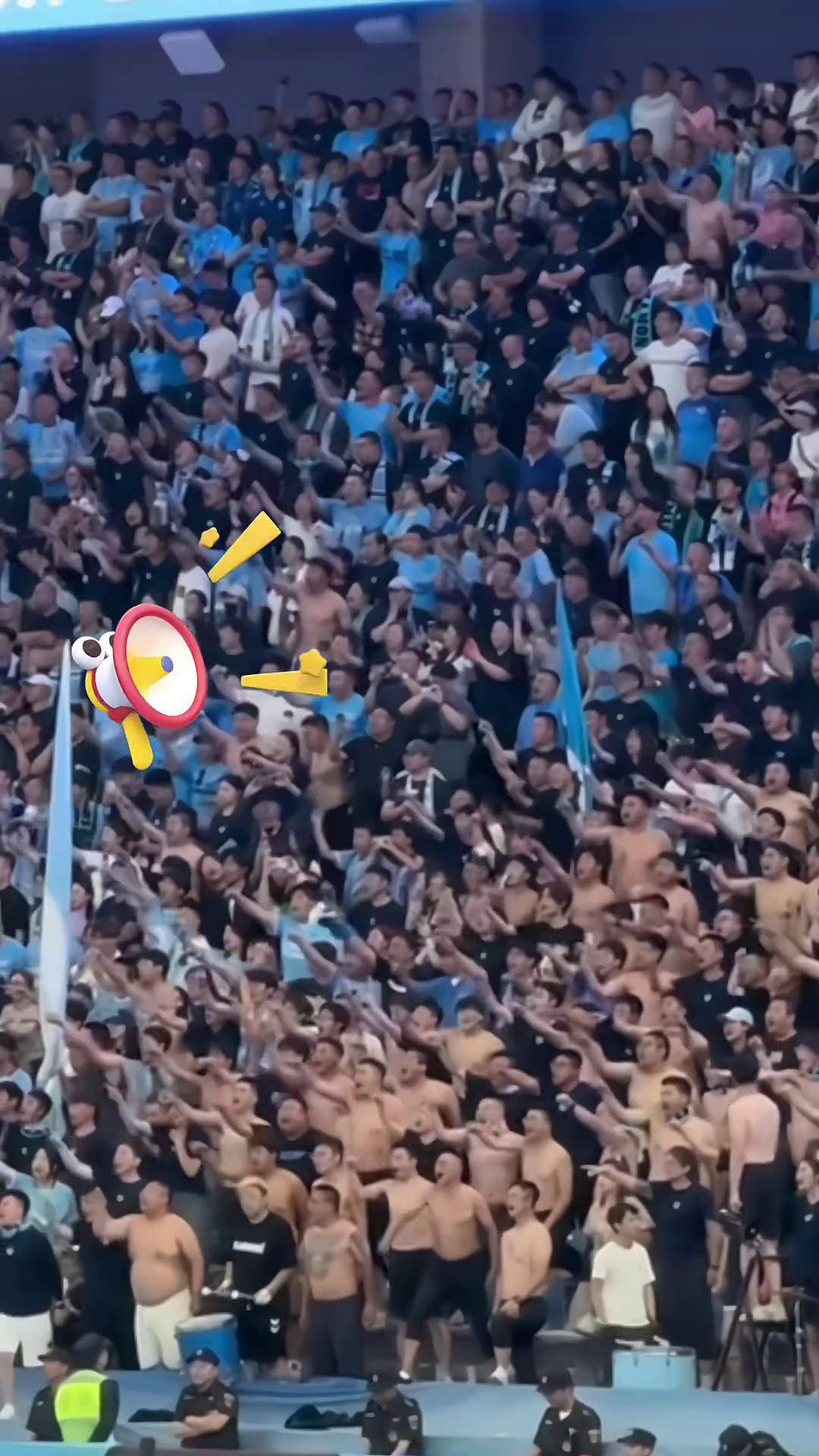 对手球队犯规，裁判吹罚点球，现场情绪高涨