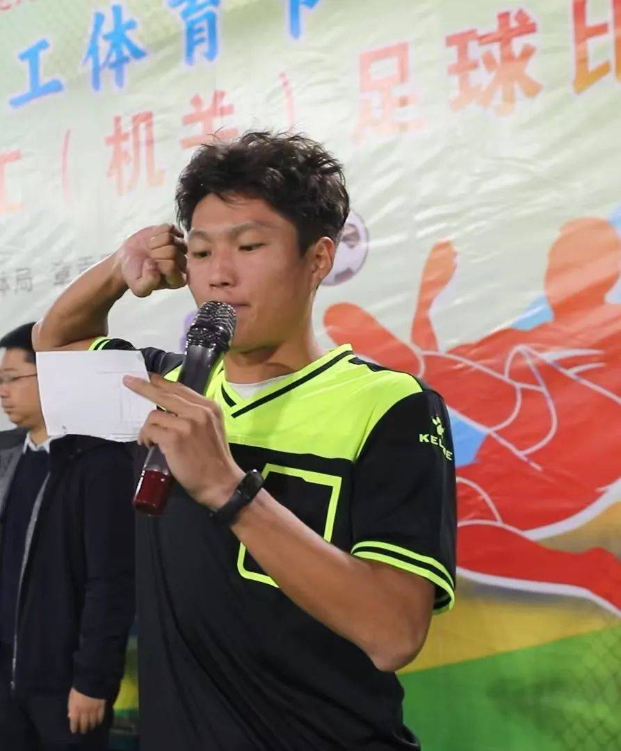 运动员们在场上挥洒汗水,为观众带来精彩的表演 运动员们在场上挥洒汗水,为观众带来精彩的表演