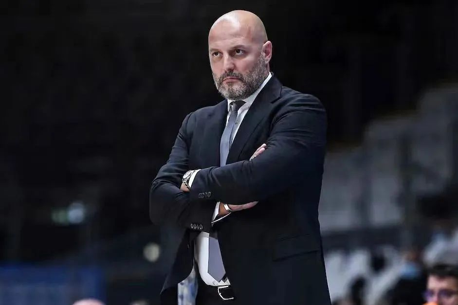 包含FIBA颁发最佳教练奖项俄罗斯队夺冠的词条