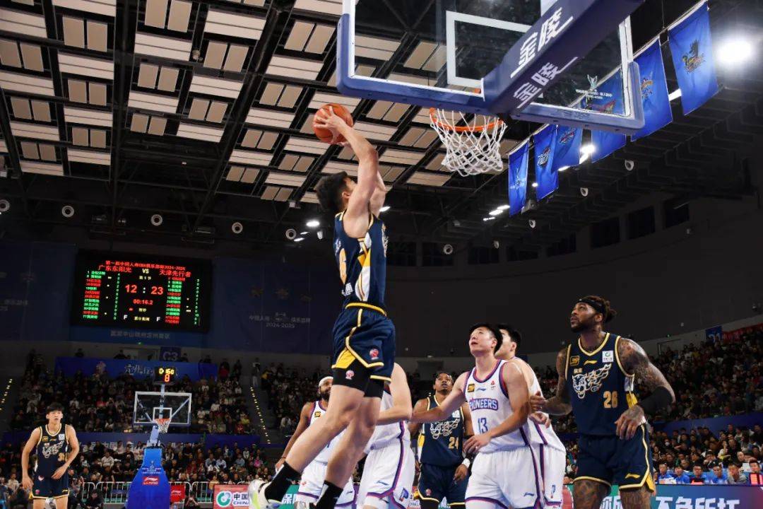 精彩瞬间令人惊叹，比赛充满了激情