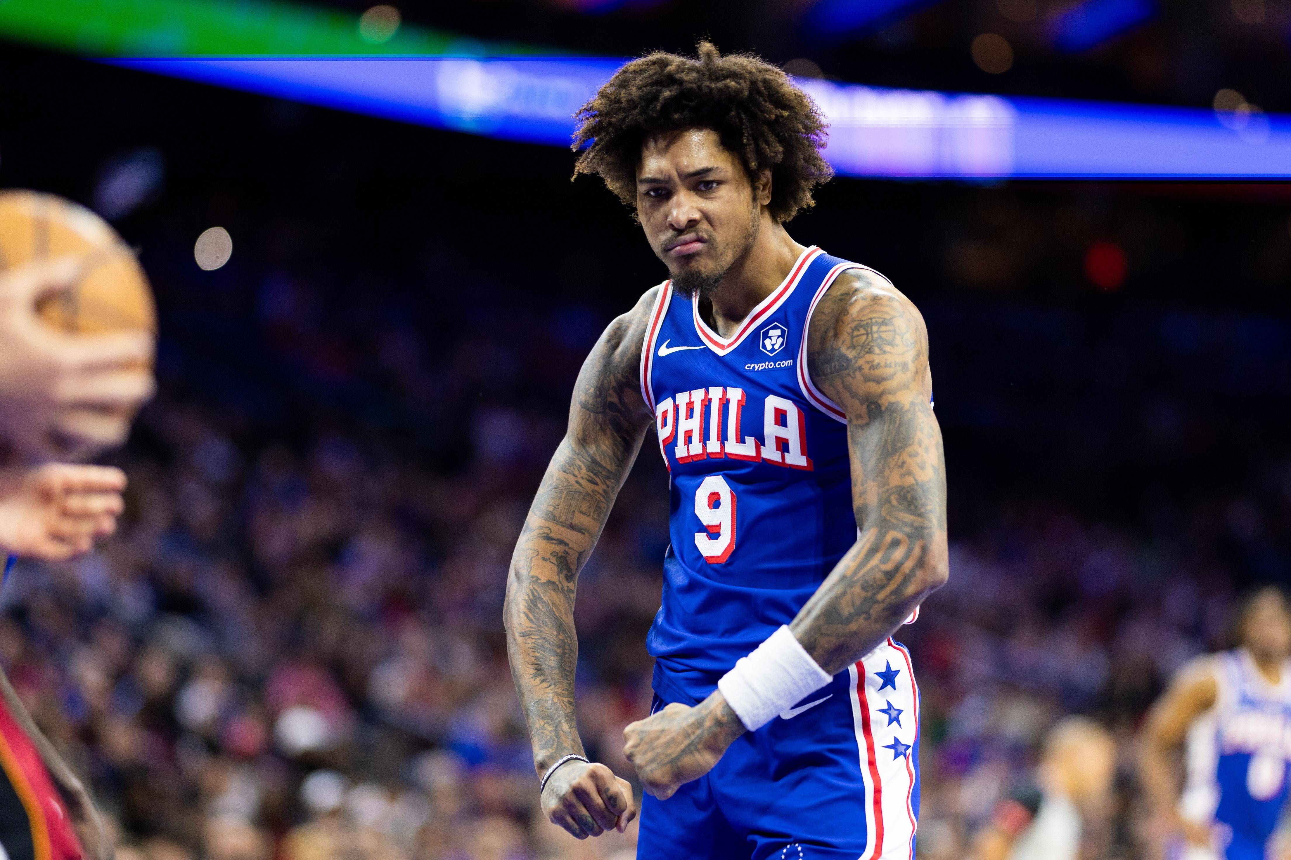 包含球队签下自由球员增强阵容，备战新赛季的词条