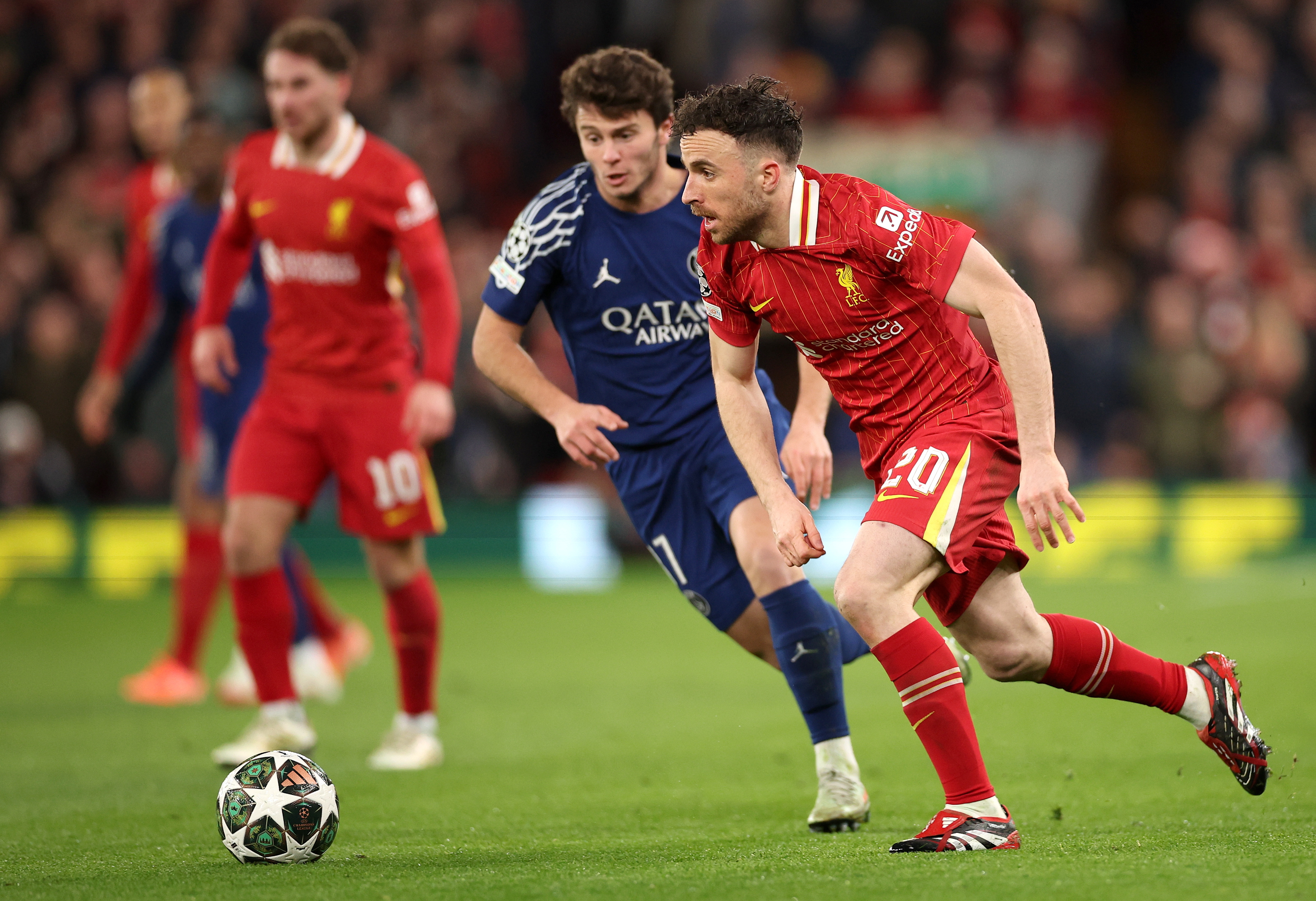 欧洲球队备战国际比赛，备受期待迎接挑战