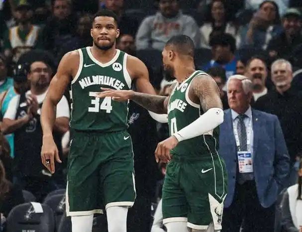 包含雄鹿提前锁定赛区第一，阿德托昆博高效得分稳的词条