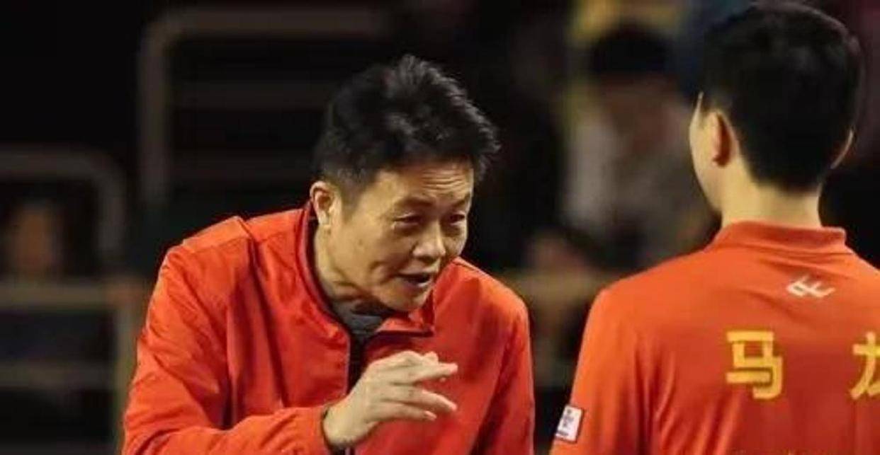 球队宣布与教练组结束合作，新主教练即将上任的简单介绍