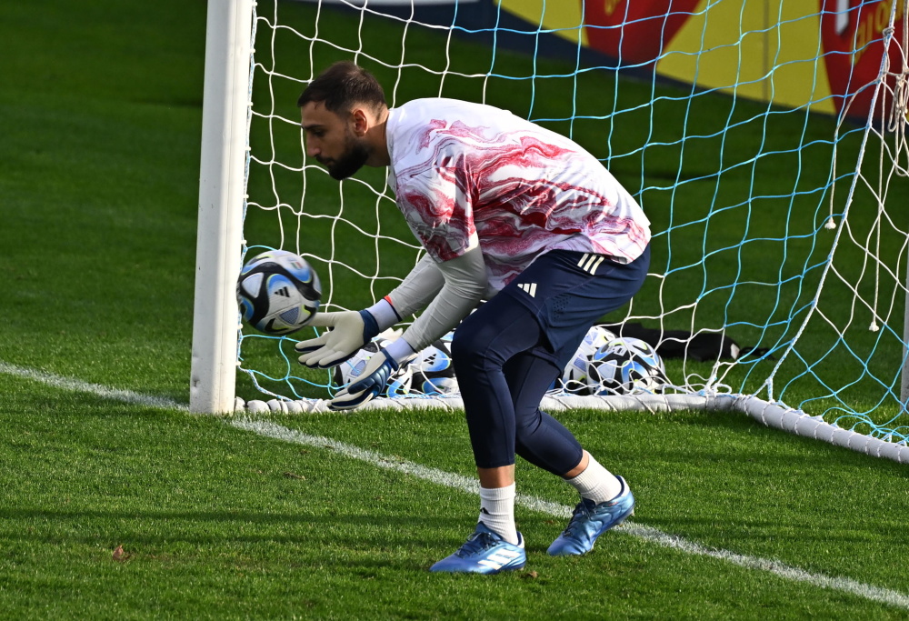 国际足球赛事闪烁登场，球员们备战全力的简单介绍