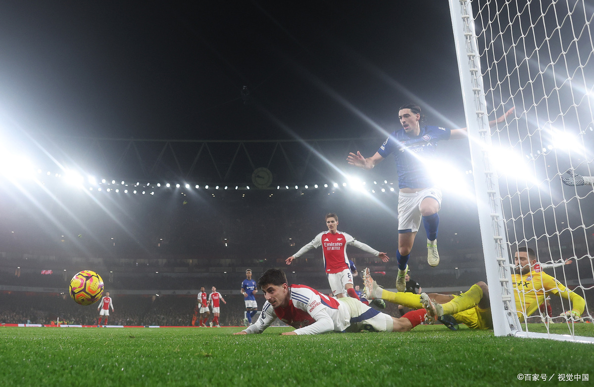 国际足球赛事闪烁登场，球员们备战全力的简单介绍