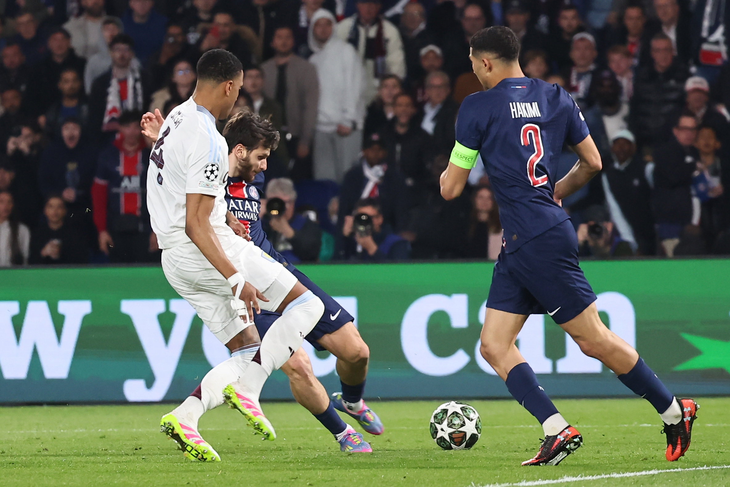 球队攻防兼备，欧洲联赛激烈对抗不分伯仲的简单介绍