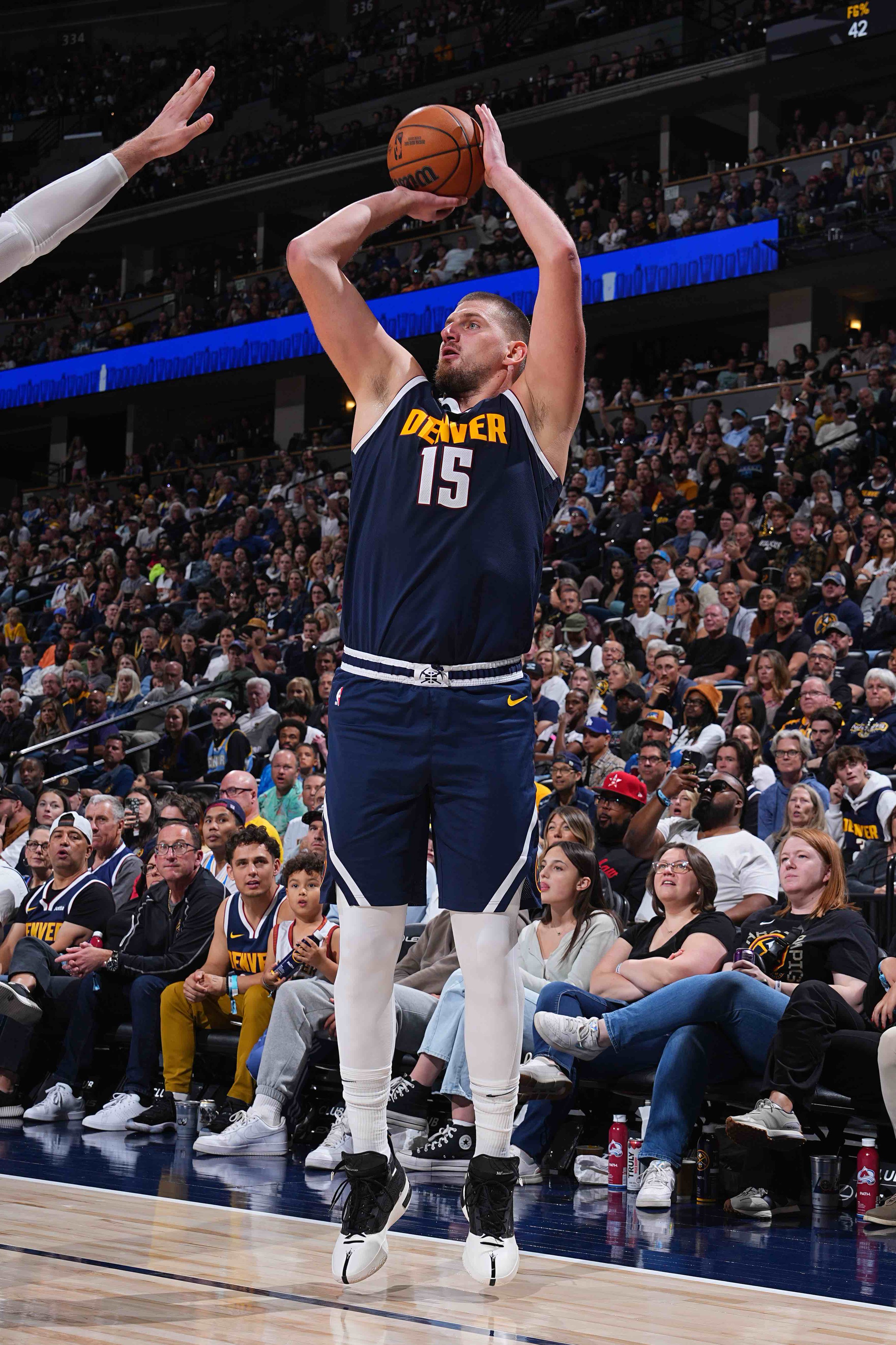 包含步行者不敌掘金，遭遇两连败的词条