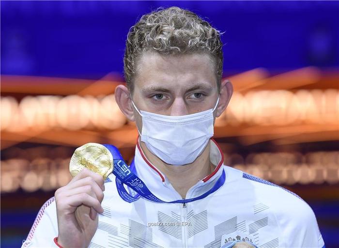 俄罗斯游泳选手夺得冠军金牌