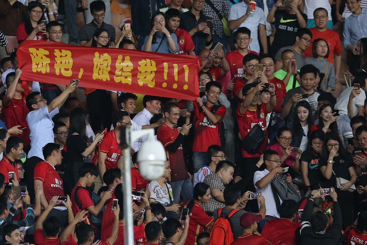 体育盛会吸引球迷目光，现场欢呼雷动的简单介绍