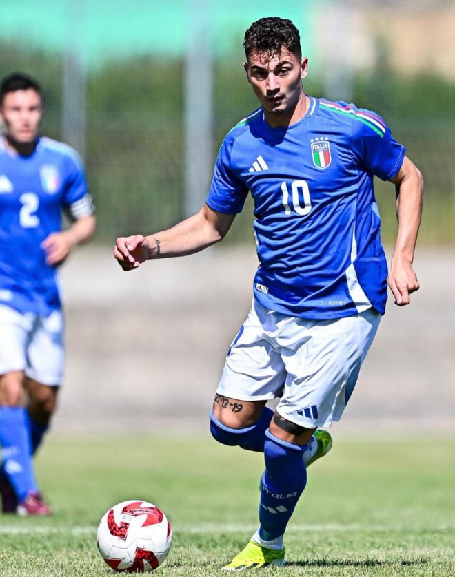 包含巴勒莫中场助攻频发，球队进攻潜力巨大的词条