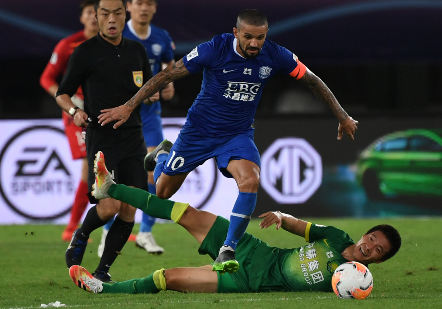 包含鲁能客场被永昌逼平，近四轮无胜排名下降的词条