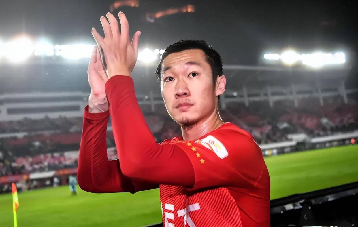 包含上港联赛表现出色取得胜利，士气高涨备战，球迷热情鼓舞支持的词条