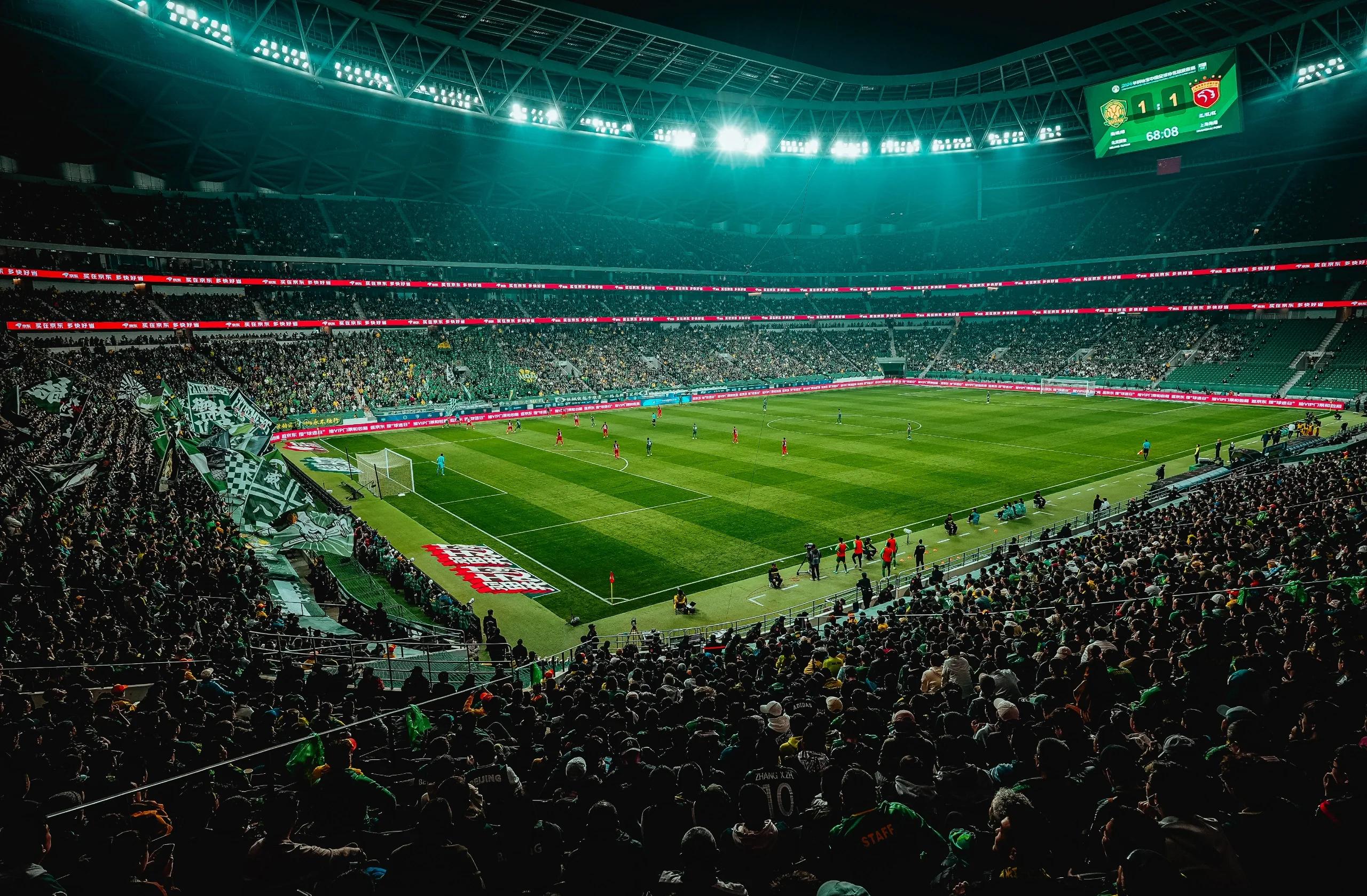 包含上港联赛表现出色取得胜利，士气高涨备战，球迷热情鼓舞支持的词条