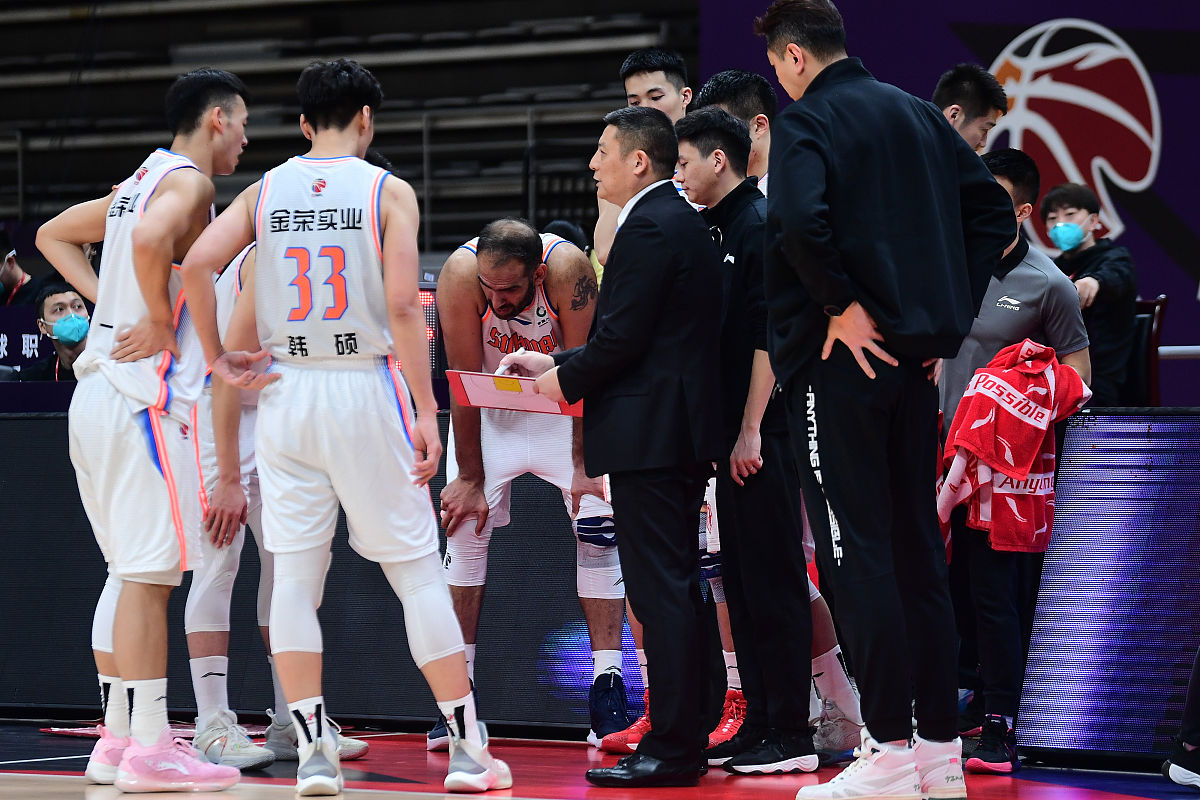 辽宁男篮客场艰难取胜，继续领先