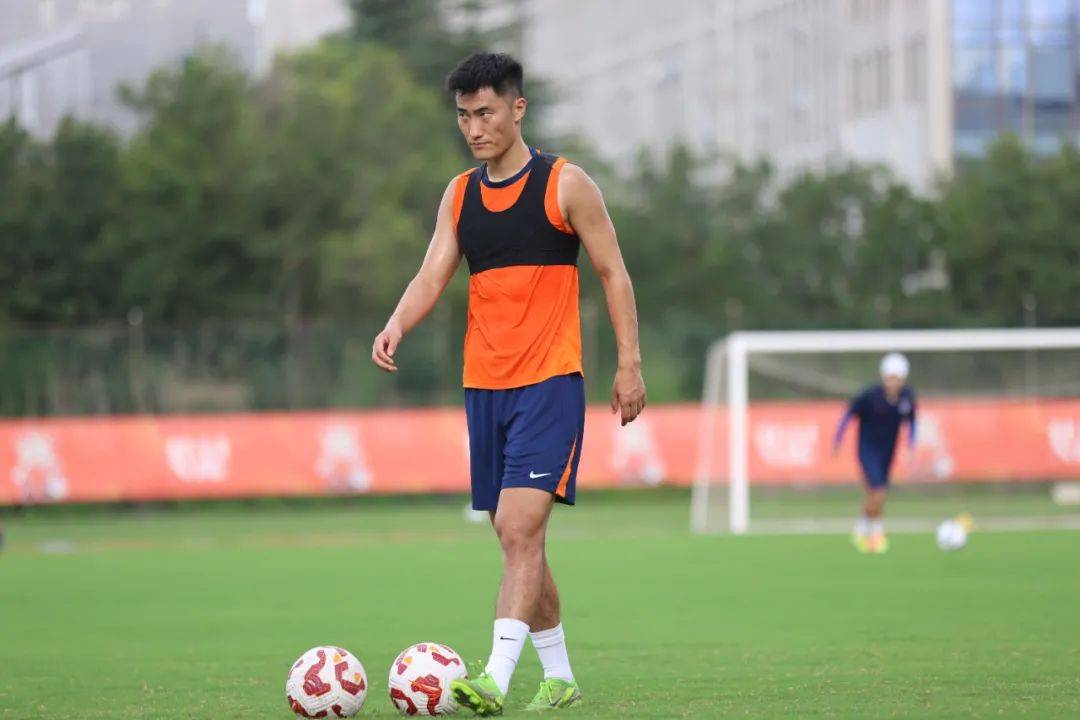 青岛队员全力备战下场比赛，迎接考验的简单介绍