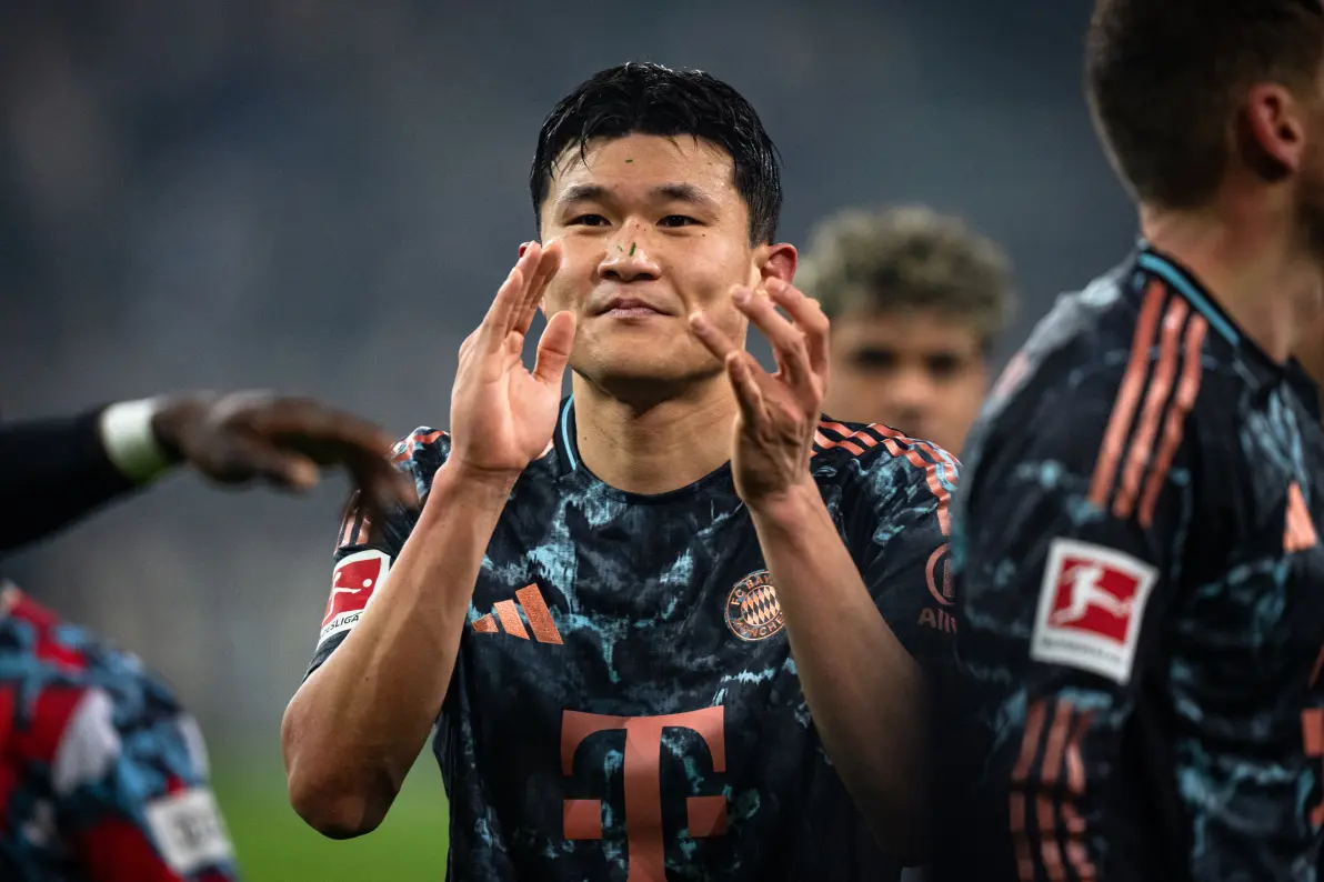 门兴格拉德巴赫球员尽力应对对手攻势的简单介绍