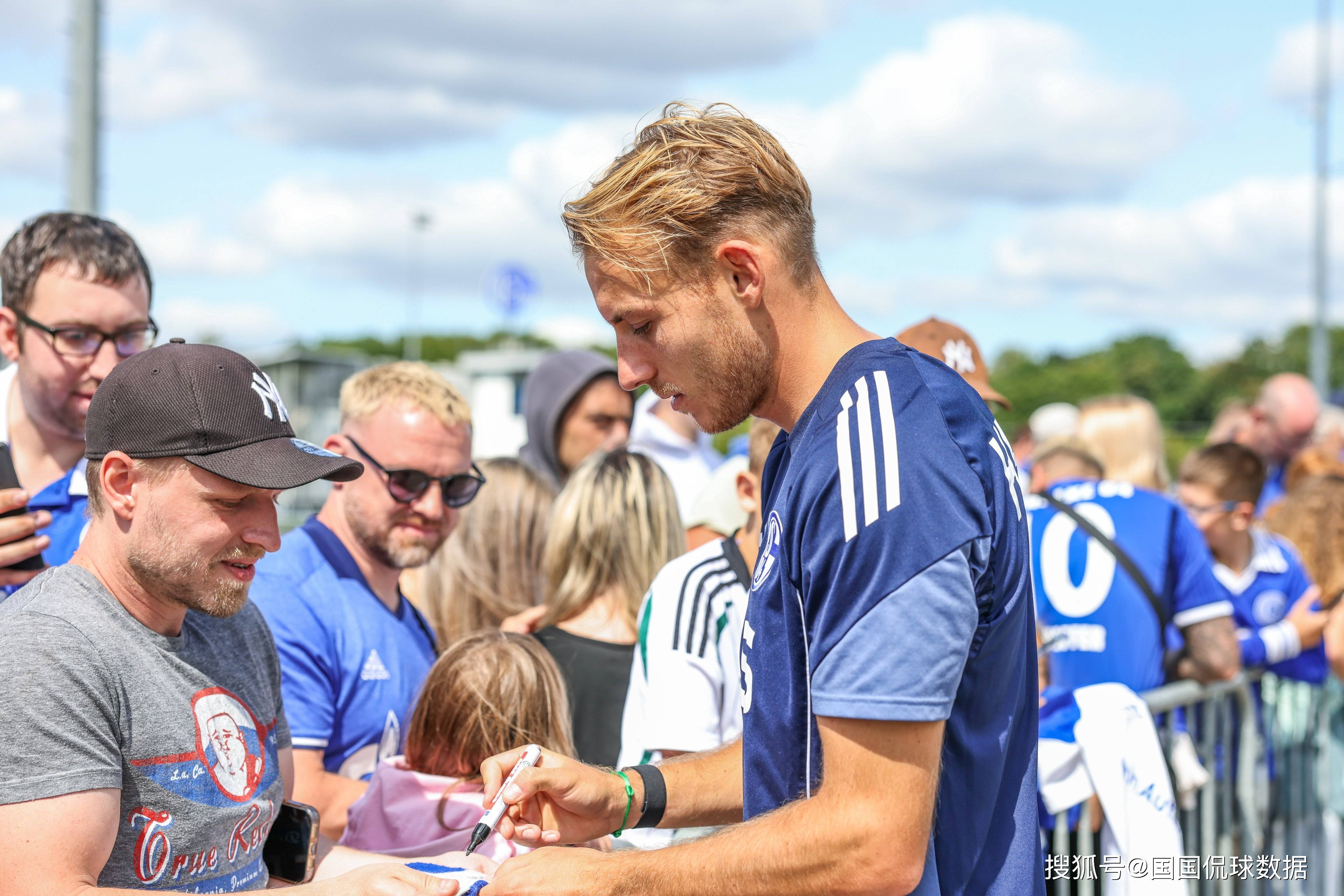 包含柏林赫塔主帅执教困境，球队成绩不佳的词条