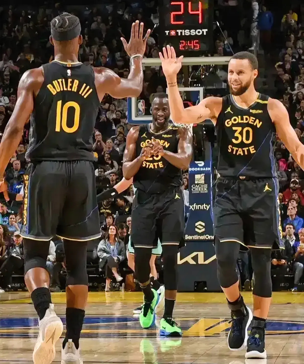 勇士后卫突破射门精准，率队连胜晋级下一轮