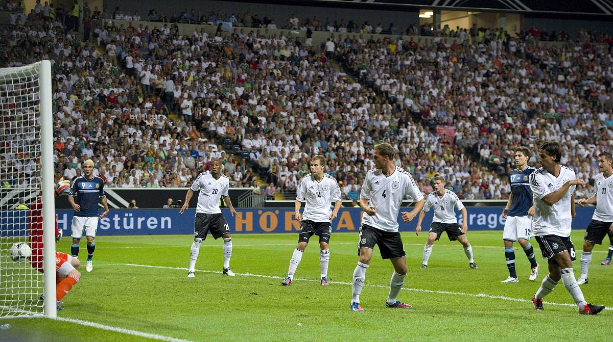 水晶宫主场豪胜，保级形势渐趋稳定