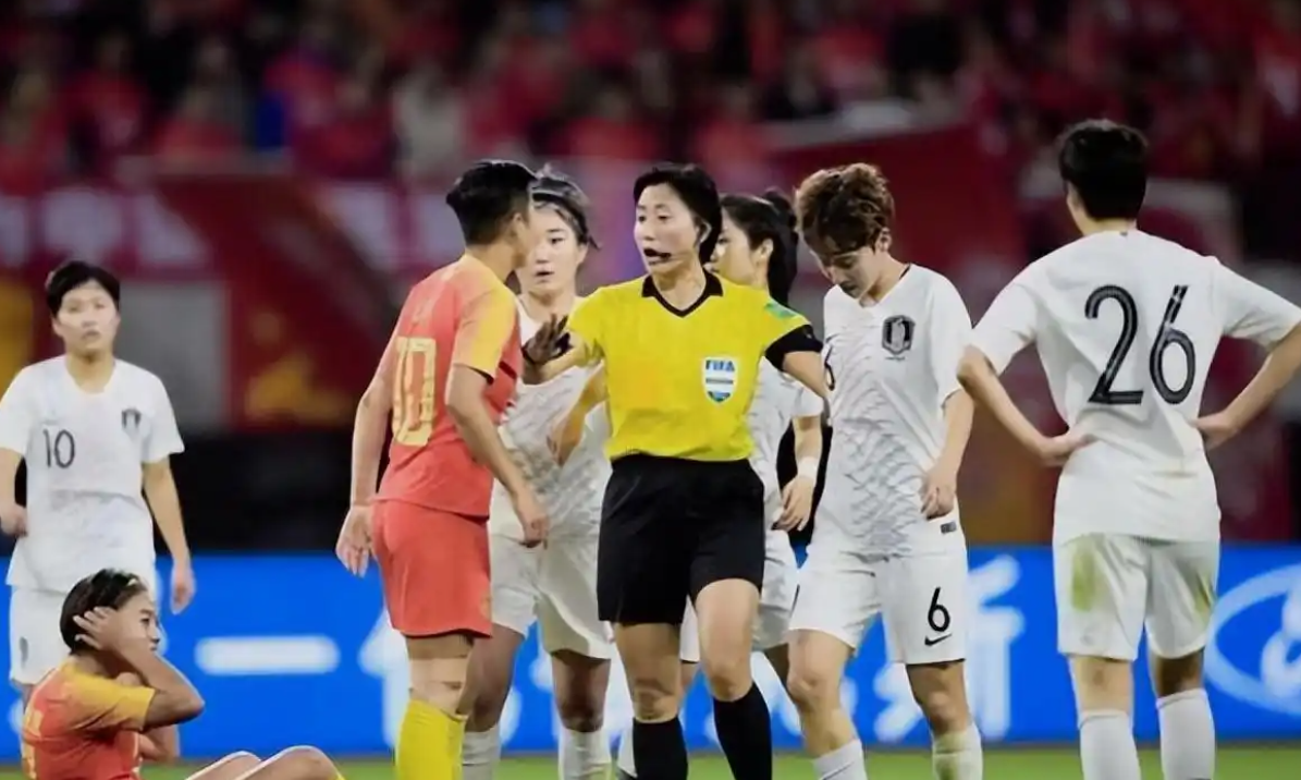 关于体育赛场上女队员们的团结合作备受赞扬的信息