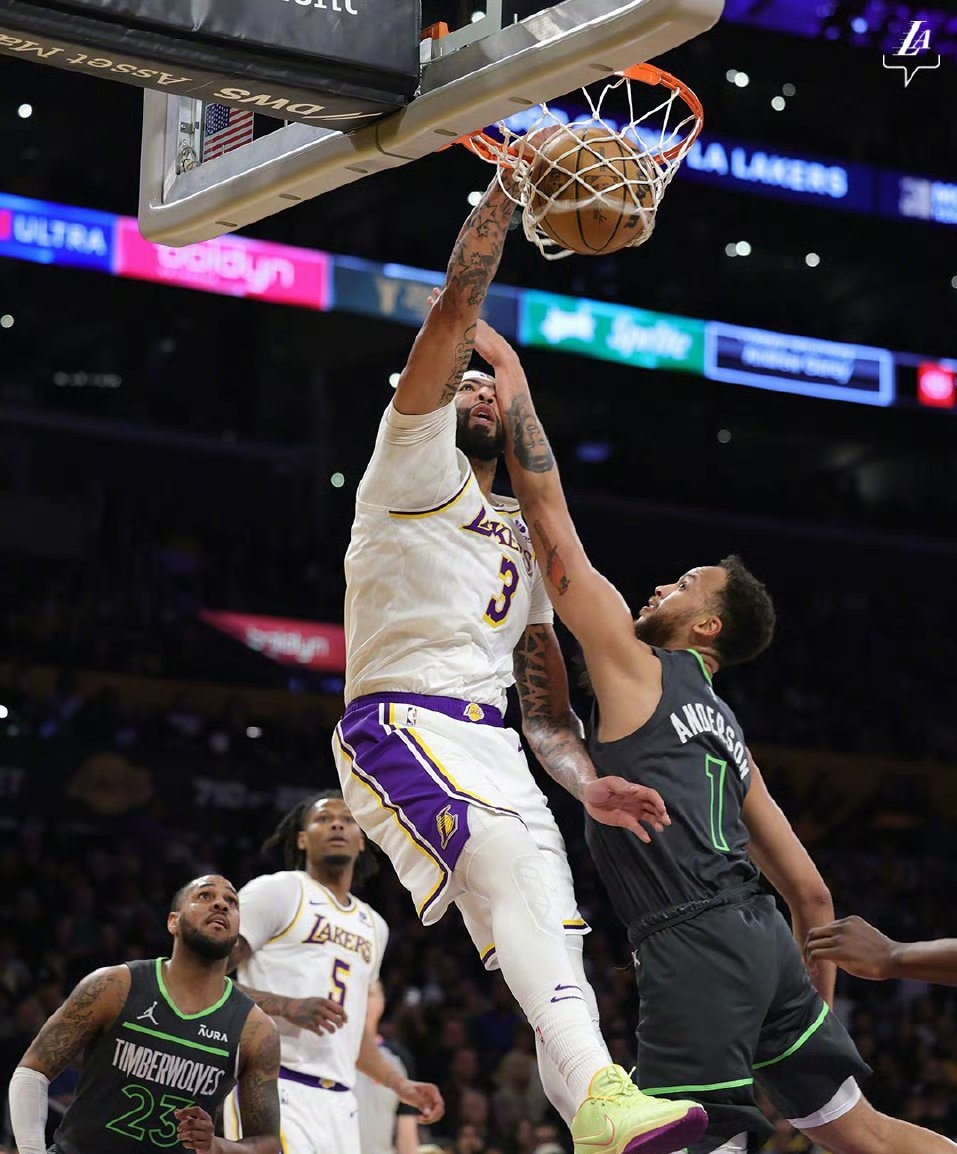 骑士险胜76人，戈贝尔点燃赛场