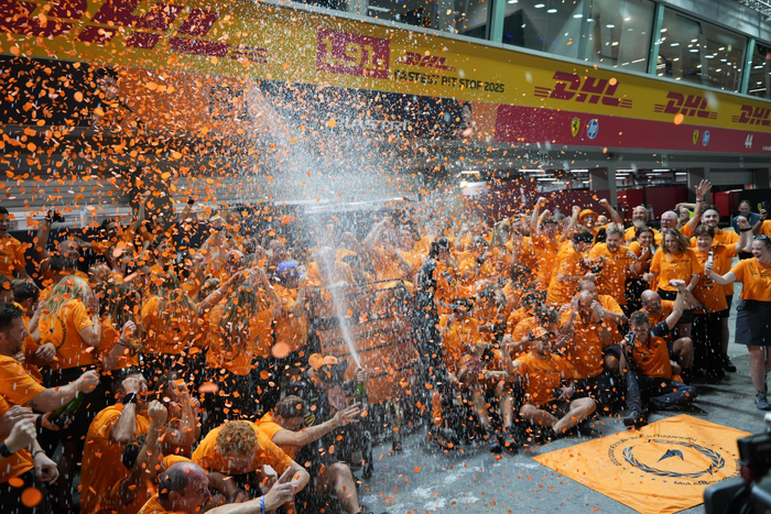 迈凯伦险胜红牛车队，周冠宇统治全场